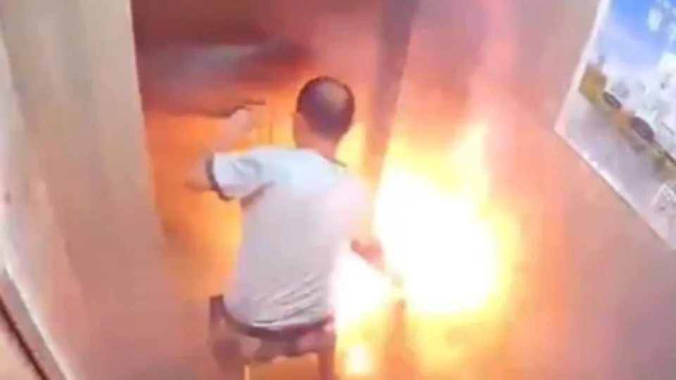 Homem morre após bateria de lítio explodir em elevador