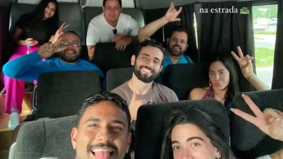 Ex-BBBs fazem passeios com Isabelle após o Festival de Parintins