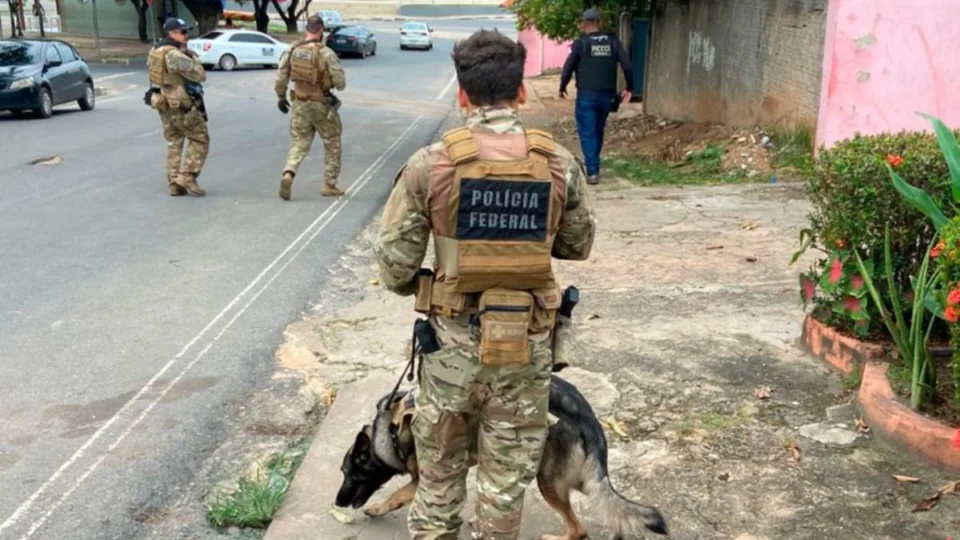 Polícia faz buscas contra associação criminosa que domina tráfico de drogas no centro de Boa Vista