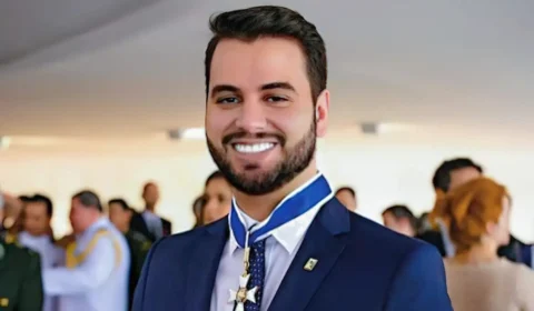 Dados do celular de ex-assessor de Bolsonaro contrariam a PF