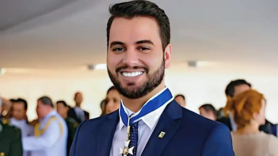 Dados do celular de ex-assessor de Bolsonaro contrariam a PF