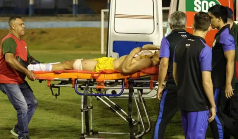 Goleiro baleado por policial em campo vai ficar meses sem jogar