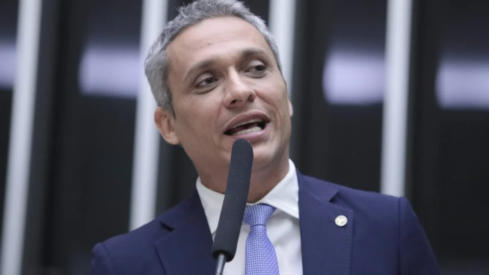 Justiça condena deputado do PL a pagar R$ 100 mil
