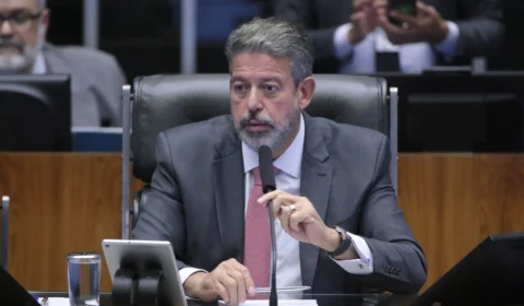 Lira encaminha PEC que limita decisões do STF para a Câmara dos Deputados