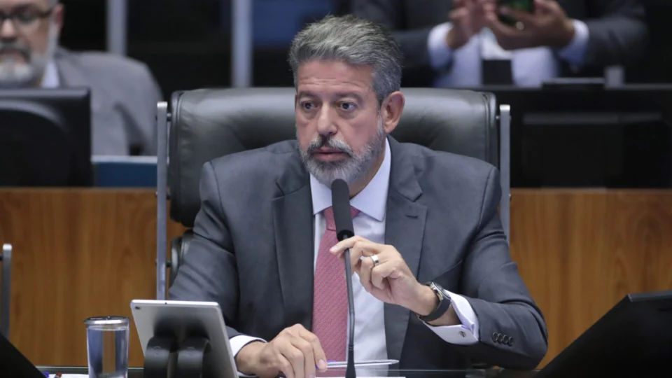 Lira encaminha PEC que limita decisões do STF para a Câmara dos Deputados