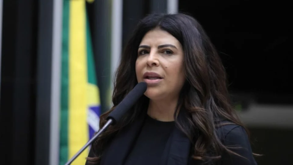 Deputada é condenada por usar verba pública para pagar empregado