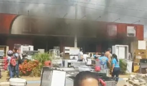 Incêndio atinge loja de móveis em Alto Alegre; moradores ajudam a retirar produtos