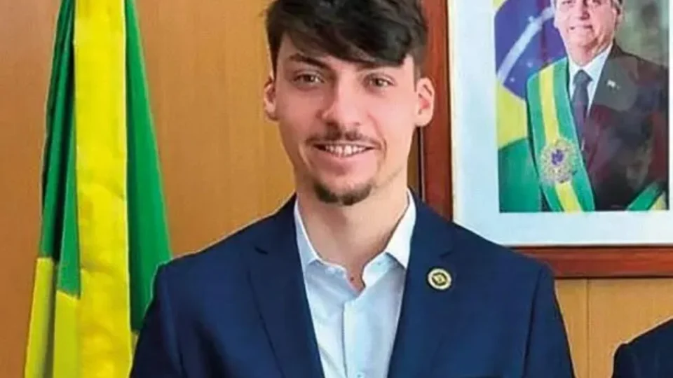Santander quer confiscar bens de Renan Bolsonaro para quitar dívida de R$ 360 mil
