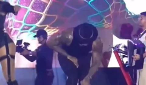 VÍDEO: Leo Santana é atingido nas partes íntimas durante show e “morre” de dor
