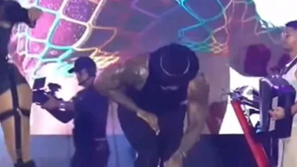 VÍDEO: Leo Santana é atingido nas partes íntimas durante show e “morre” de dor