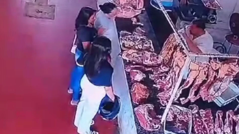 VÍDEO: madrasta esfaqueia adolescente após audiência no Ceará