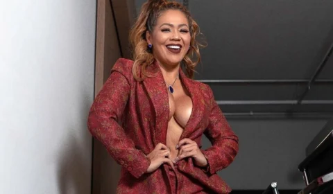 Mãe de Lexa causa polêmica ao tirar roupa em vídeos no Instagram
