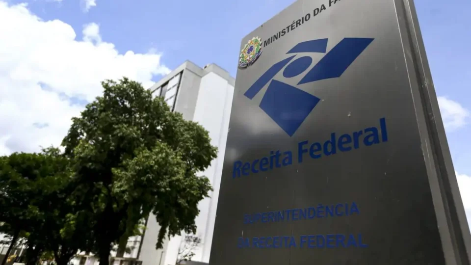 PF quer ouvir ex-chefe da Receita citado por Bolsonaro em gravação