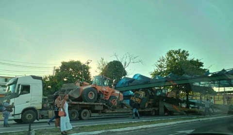 Manaus: duas pessoas ficam feridas após caminhão derrubar passarela