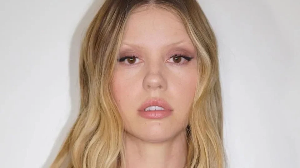 Quanto tempo Mia Goth morou no Brasil? Conheça atriz de MaXXXine