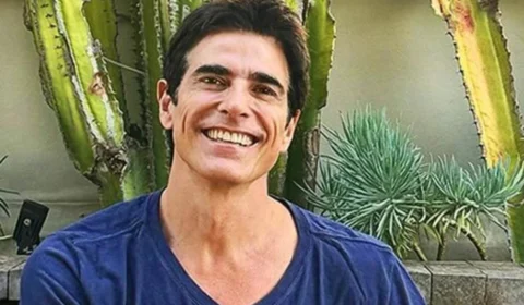 Reynaldo Gianecchini posta foto usando lingerie vermelha