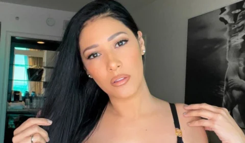 Simaria ‘passa vergonha’ ao tentar animar público em campo de futebol; vídeo