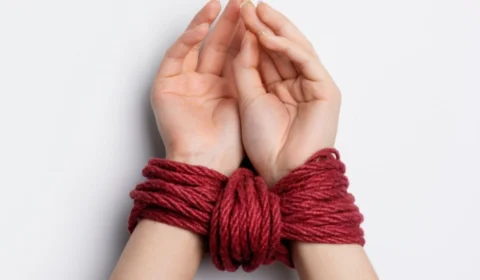 Travesti é encontrada morta com as mãos amarradas