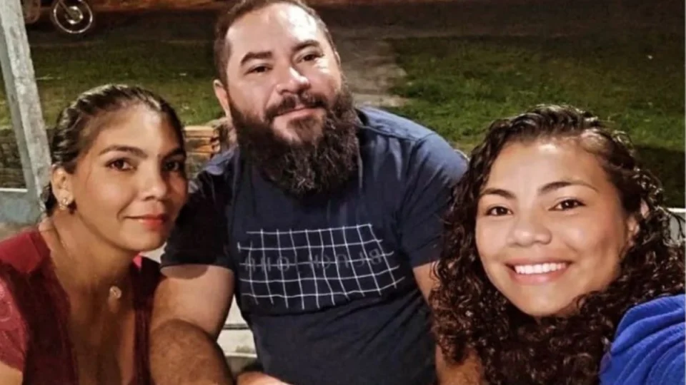 Irmãs ‘casadas’ com o mesmo homem compartilham vida de trisal na internet