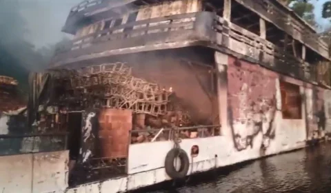 VÍDEO: Barco pega fogo no AM e gera pânico; uma morte confirmada