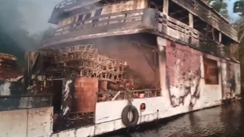 VÍDEO: Barco pega fogo no AM e gera pânico; uma morte confirmada