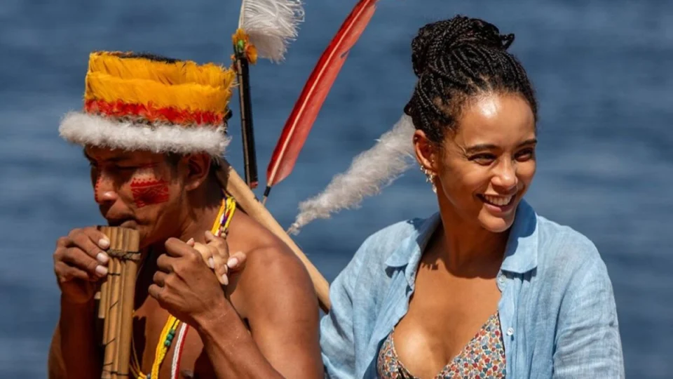 VÍDEO: Taís Araújo visita o Amazonas e viraliza ao nadar com botos