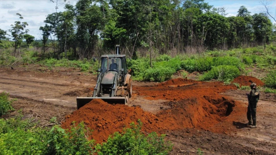 Operação destrói 11 pistas de pouso clandestinas na Terra Yanomami
