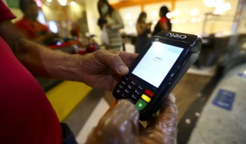 Reforma Tributária: Senado discute parcelamento no cartão de crédito