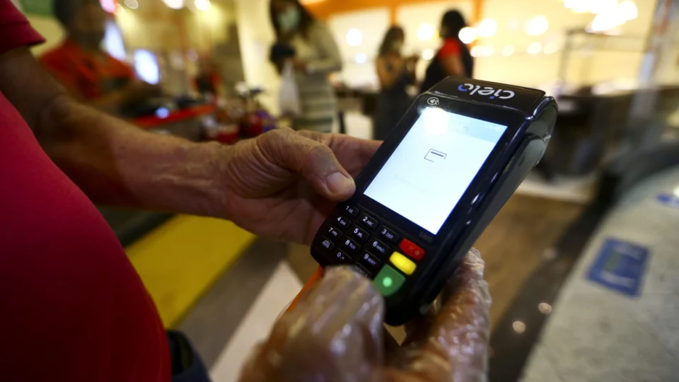 Reforma Tributária: Senado discute parcelamento no cartão de crédito