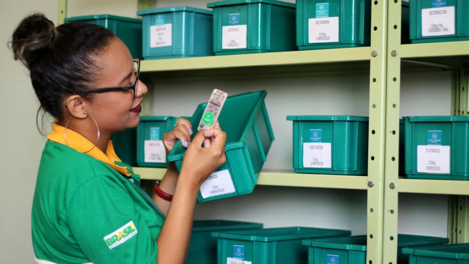 Bloqueio de recursos afeta Farmácia Popular, Pé-de-Meia e outros programas