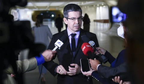 Venezuela: Randolfe contraria PT e critica reeleição de Maduro