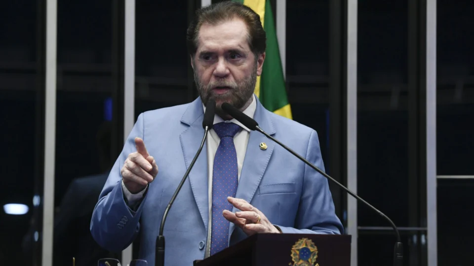 Plínio Valério diz que Marina Silva ‘zomba da tragédia dos amazonenses’