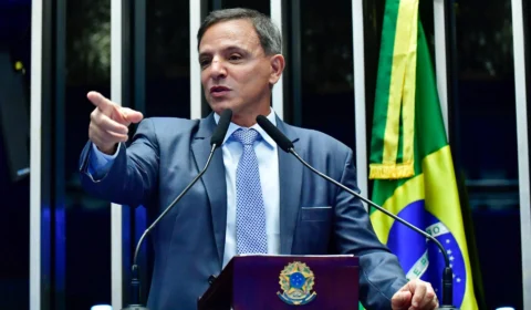 Incêndios na Amazônia: Senador diz que ‘não dá pra culpar Bolsonaro’