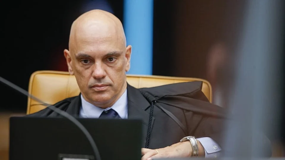 Alexandre de Moraes ordena apreensão do celular do seu ex-assessor