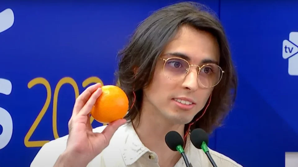 Norte Eleições: Amom leva laranja para debate e dispara contra Wilker: ‘Presente para você’