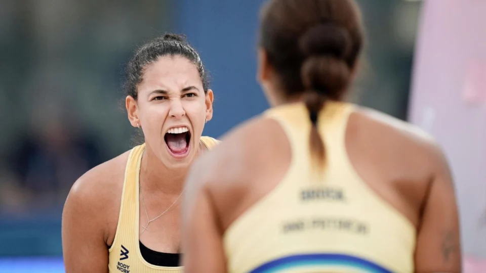 Olimpíadas 2024: Brasil vence a Itália no vôlei de praia feminino
