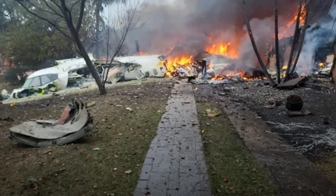 Avião com 61 pessoas cai e explode em área residencial em Vinhedo
