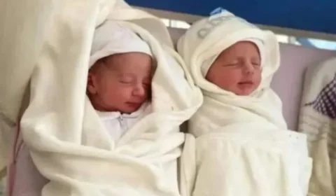 Gêmeos recém-nascidos morrem em bombardeio enquanto pai fazia registro