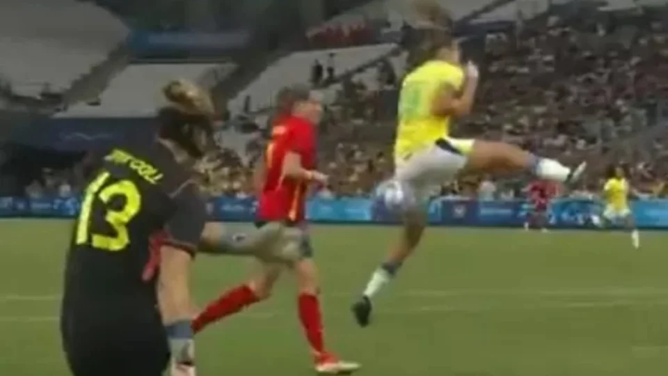 Brasil x Espanha: gol contra a favor das brasileiras viraliza na web