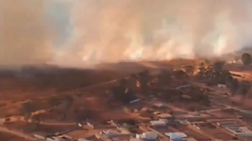 Incêndio atinge Parque Nacional de Brasília próximo ao assentamento 26 de setembro
