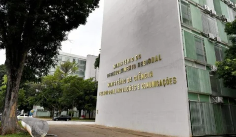 Homem ameaça explodir bomba em frente a ministério em Brasília; veja imagens