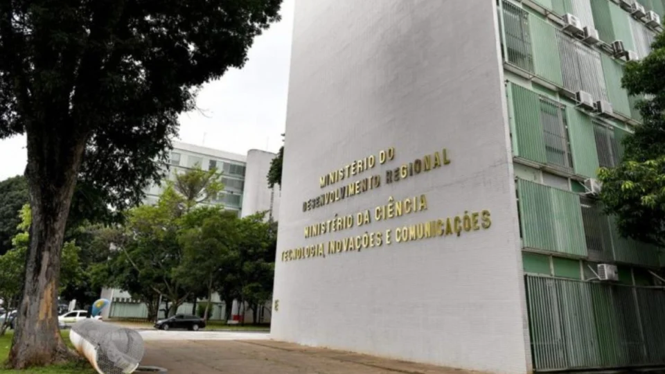 Homem ameaça explodir bomba em frente a ministério em Brasília; veja imagens