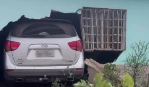 Carro desgovernado colide e invade duas casas no DF