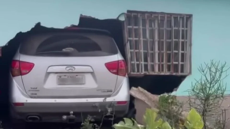 Carro desgovernado colide e invade duas casas no DF