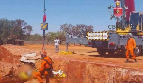 Homem cai em buraco na Asa Sul e é resgatado com guindaste