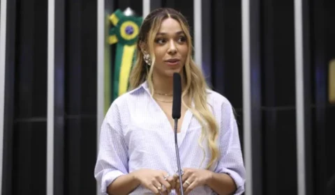 Erika Hilton recebe prêmio de melhor deputada federal em 2024