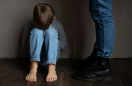 Mulher é preso por abandonar filhos pequenos em Manacapuru; bebê é resgatada sagrando após cair da cama