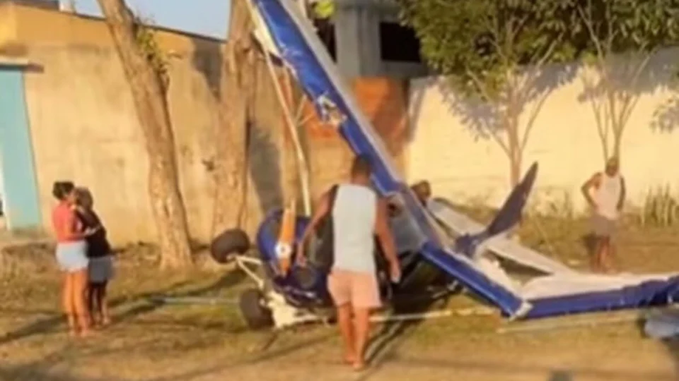Avião faz pouso forçado em Nova Iguaçu, na Baixada Fluminense