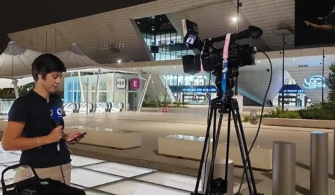 Repórter brasileira sofre assédio ao vivo em Paris