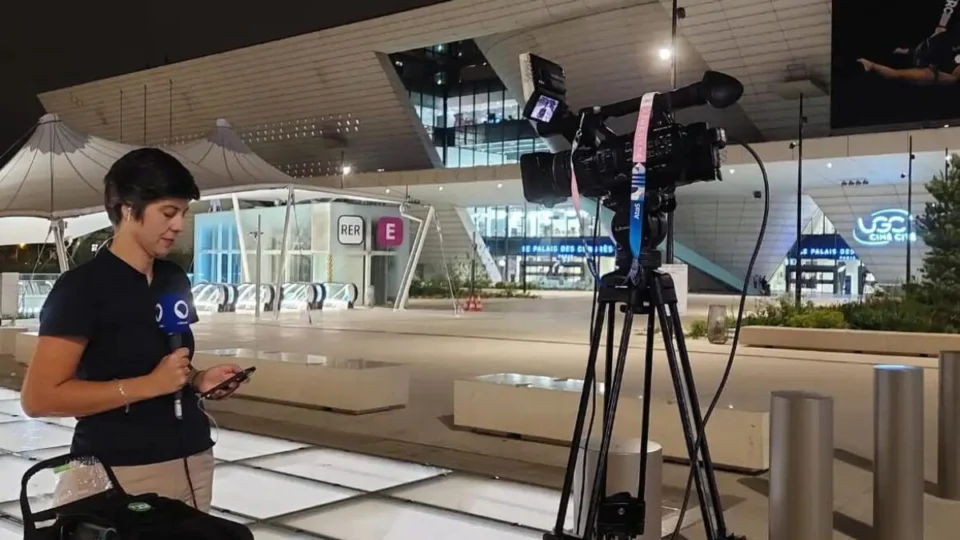 Repórter brasileira sofre assédio ao vivo em Paris